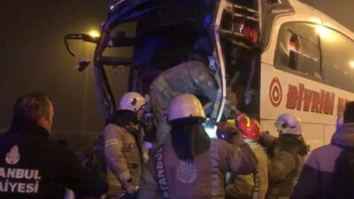 İstanbul’da yolcu otobüsü TIR’a çarptı: 1’i ağır 19 yaralı