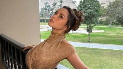 Transparan elbisesiyle sere serpe…