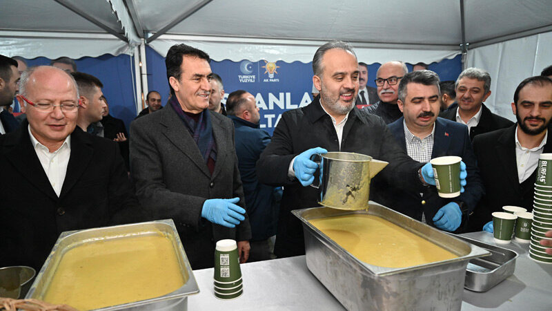 Bursa’da sabah çorbası başkanlardan Bursa Büyükşehir Belediye Başkanı Alinur Aktaş, beraberindeki Osmangazi ve Yıldırım