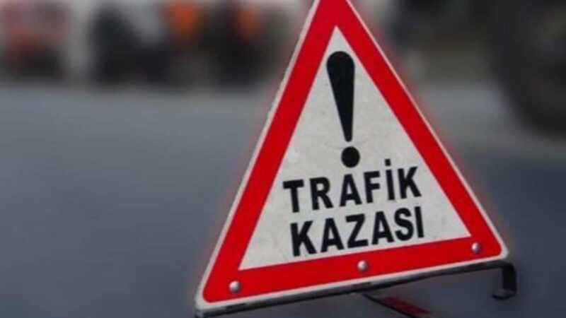 Bursa'nın Karacabey ilçesinde tarlaya devrilen otomobildeki 3 kişi hayatını kaybetti.