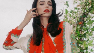 İddialı saten elbisesiyle adeta göz doldurdu!