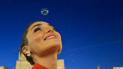 Hande Erçel beyaz elbisesiyle büyüledi…