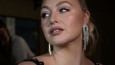 Giydiği pembe dekolteli elbisesiyle gündem oldu!