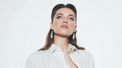 Üzerini havluyla kapatıp poz verdi!