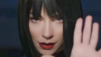 Siyah mini elbisesiyle çok konuşuldu!