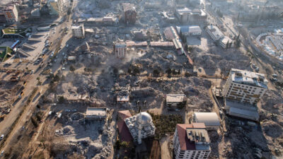 Ünlü isimler depremde hayatını kaybedenleri andılar!