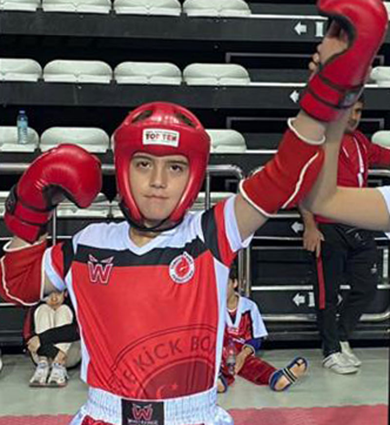 Bursalı sporcu Emir Ali yine zirvede Bursalı sporcu Emir Ali yine zirvede