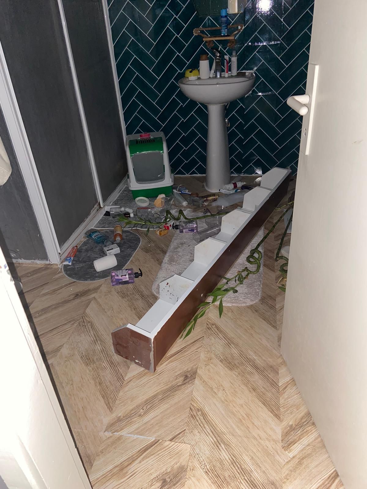 Gemlik’teki depremde bazı binalar hasar gördü!