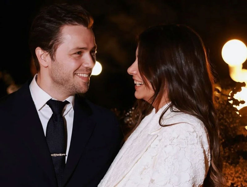 Tolga Sarıtaş ile Zeynep Mayruk nişanlandı