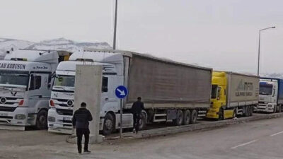 Sınırda 30 kilometrelik TIR kuyruğu: Sürücüler taş dizip yolu kapattı