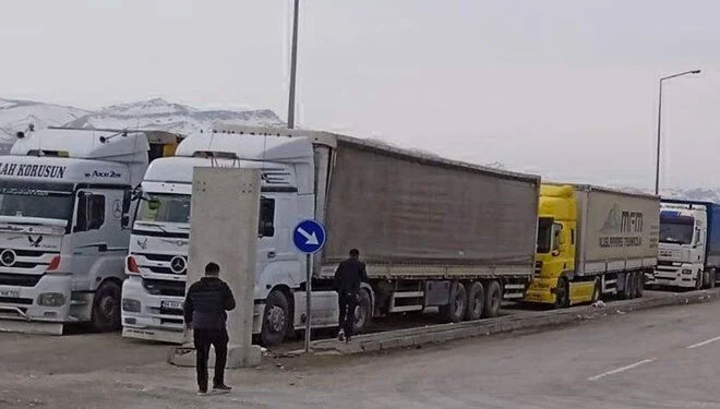 Sınırda 30 kilometrelik TIR kuyruğu: Sürücüler taş dizip yolu kapattı