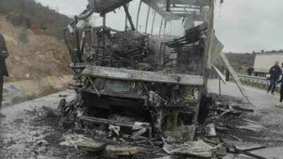 Kamyona çarpan otobüs alev aldı: 2 ölü, 5 yaralı