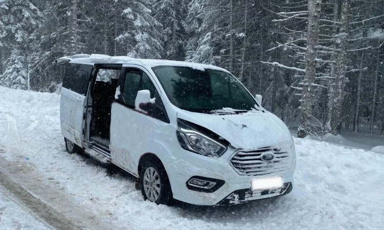 Bursa'da, Uludağ yolunda minibüsün çarpması sonucu yaralanan kişi kaldırıldığı hastanede