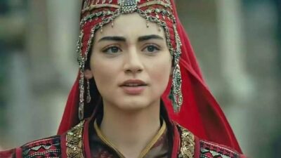 Siyah göğüs dekolteli elbisesiyle yürek hoplattı…