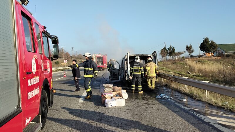 Bursa’da korku dolu anlar Bursa-Yalova karayolunda bir minibüs, seyir halindeyken alev alıp yandı.