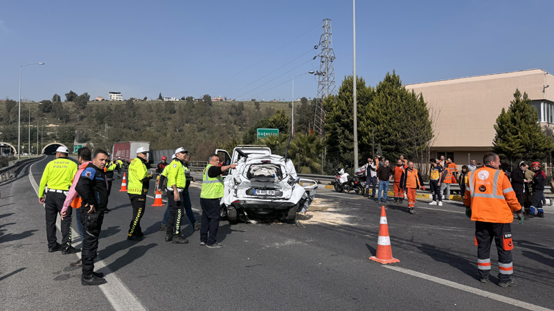 Korkunç kaza! Bursa plakalı otomobil iki TIR’ın arasında kaldı