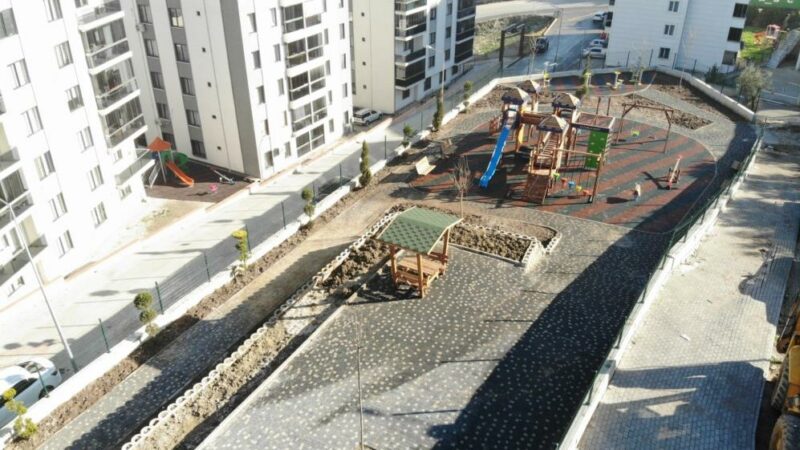 Gemlik Belediyesi, çocukların güvenle oynayabileceği, spor yapabileceği ve içerisinde oturma
