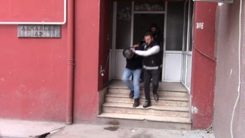 Bursa’nın bu ilçesinde şafak operasyonu Bursa’nın Gemlik ilçesinde 130 polisin katılımı ile yapılan şafak operasyonunda