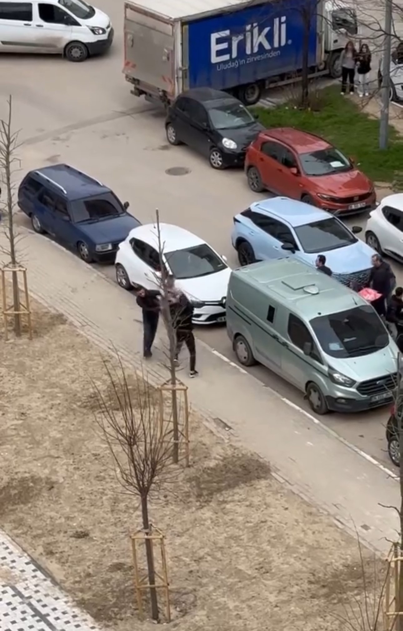 Bursa’da sokak ortasında kavga!