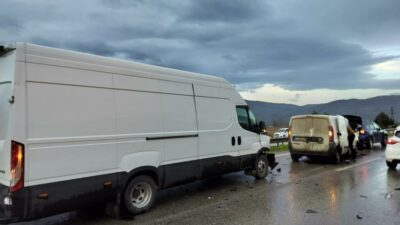 Bursa’da 5 araç birbirine girdi!