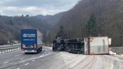 Bursa’da TIR devrildi