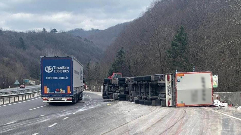 Bursa’da TIR devrildi