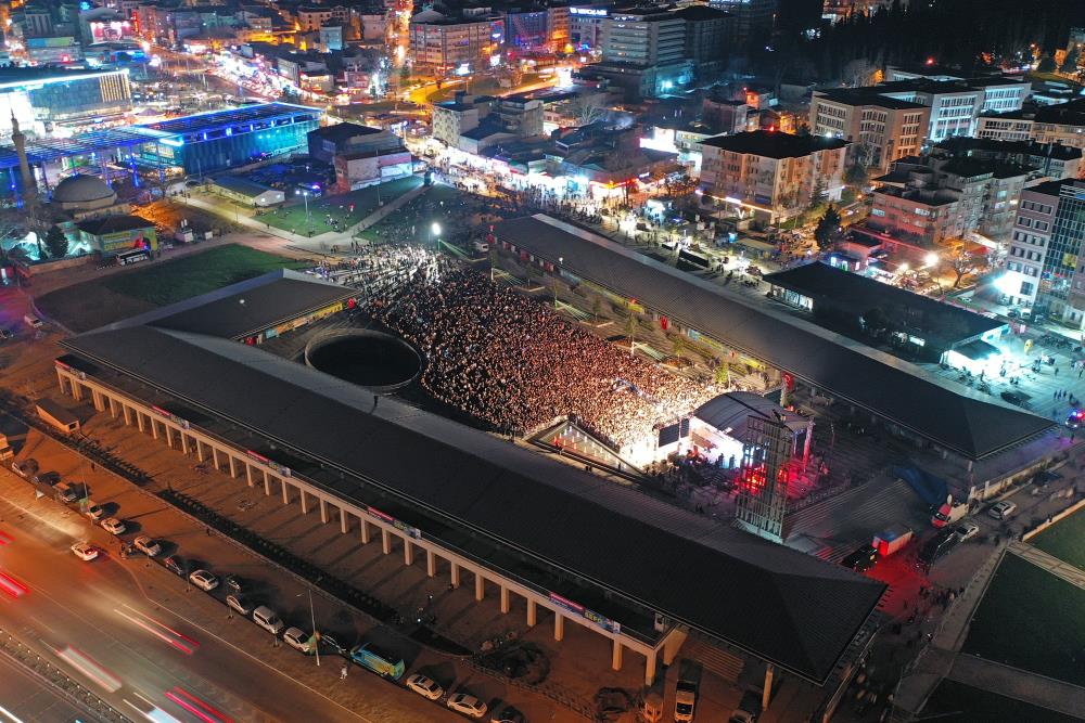 Bursa’nın yeni meydanına ünlü yağacak! İşte konser takvimi…
