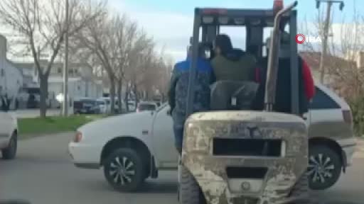 Görüntüler Bursa’dan… Otomobili forklift ile taşıdı