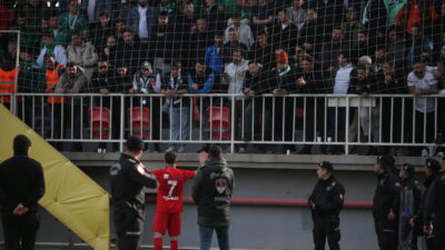 Altınordu-Bursaspor maçında futbol sahalarında ender görülen bir olay yaşandı... Altınordu