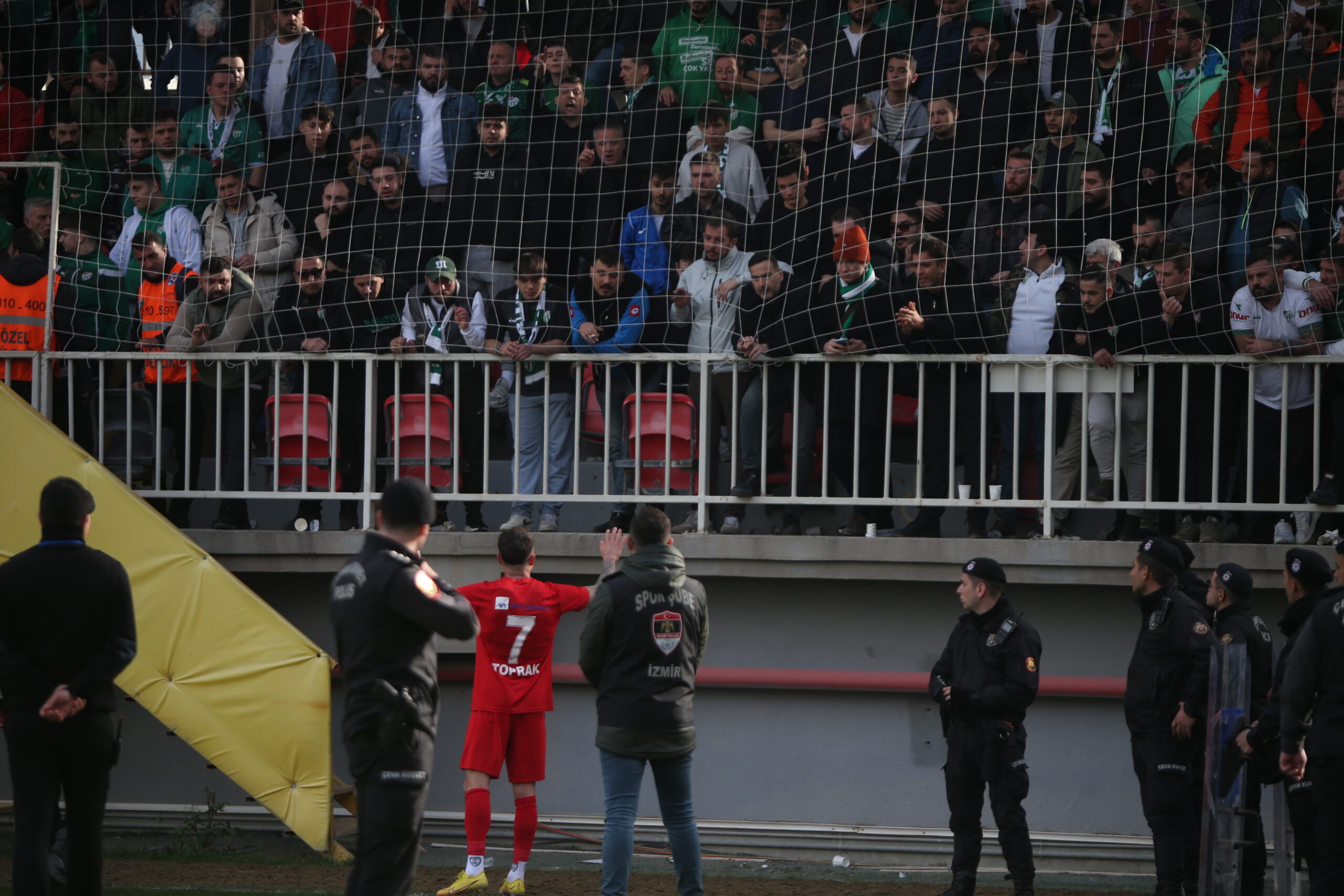 Altınordulu futbolcu Bursaspor taraftarından helallik istedi;'Penaltı değildi' 6 EMRE8642 scaled