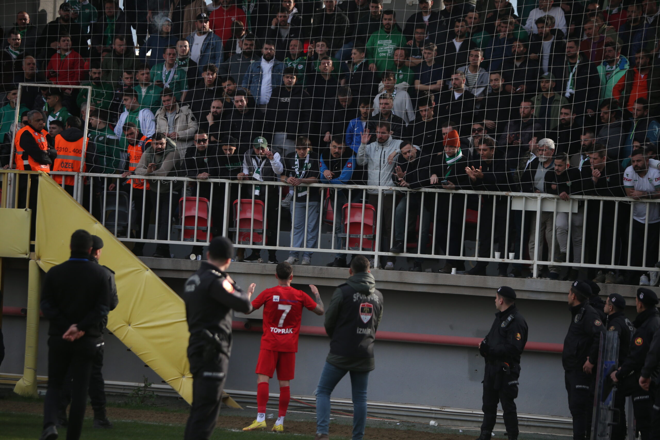 Altınordulu futbolcu Bursaspor taraftarından helallik istedi; 'Penaltı değildi' 1 EMRE8643 scaled
