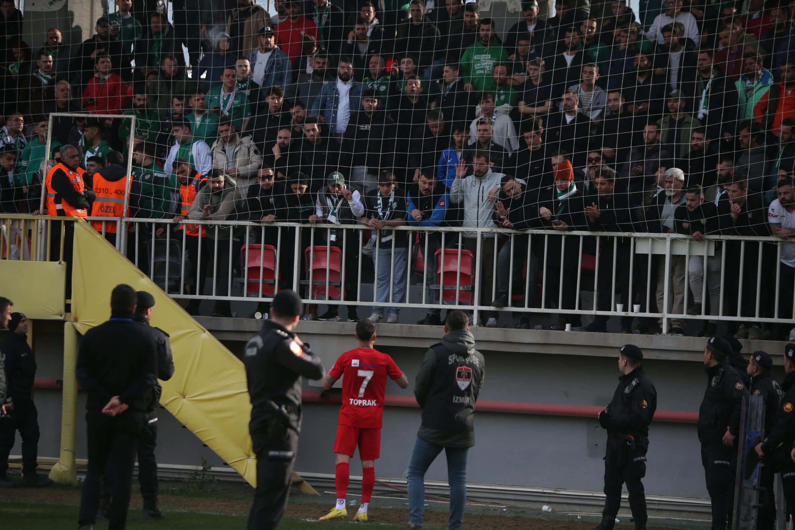 Altınordulu futbolcu Bursaspor taraftarından helallik istedi; 'Penaltı değildi' 2 EMRE8644 scaled