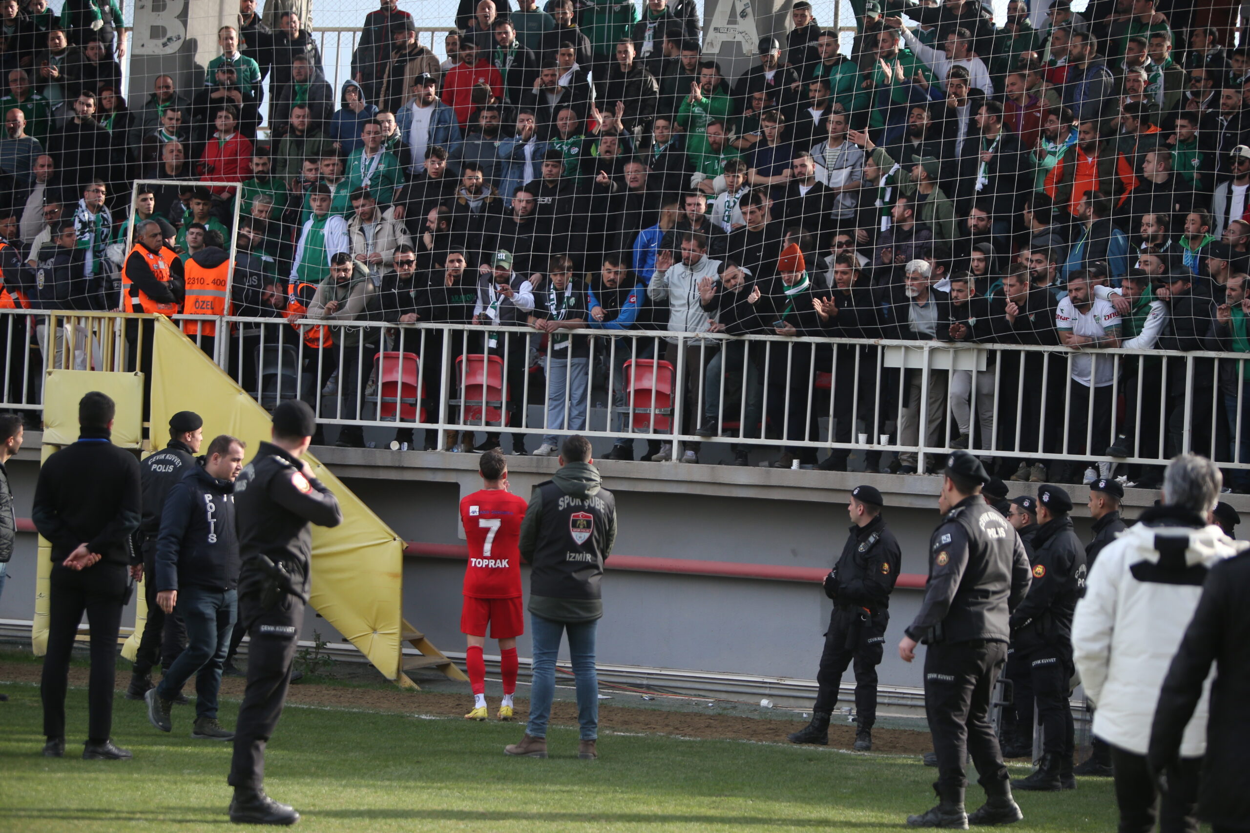 Altınordulu futbolcu Bursaspor taraftarından helallik istedi; 'Penaltı değildi' 3 EMRE8647 scaled