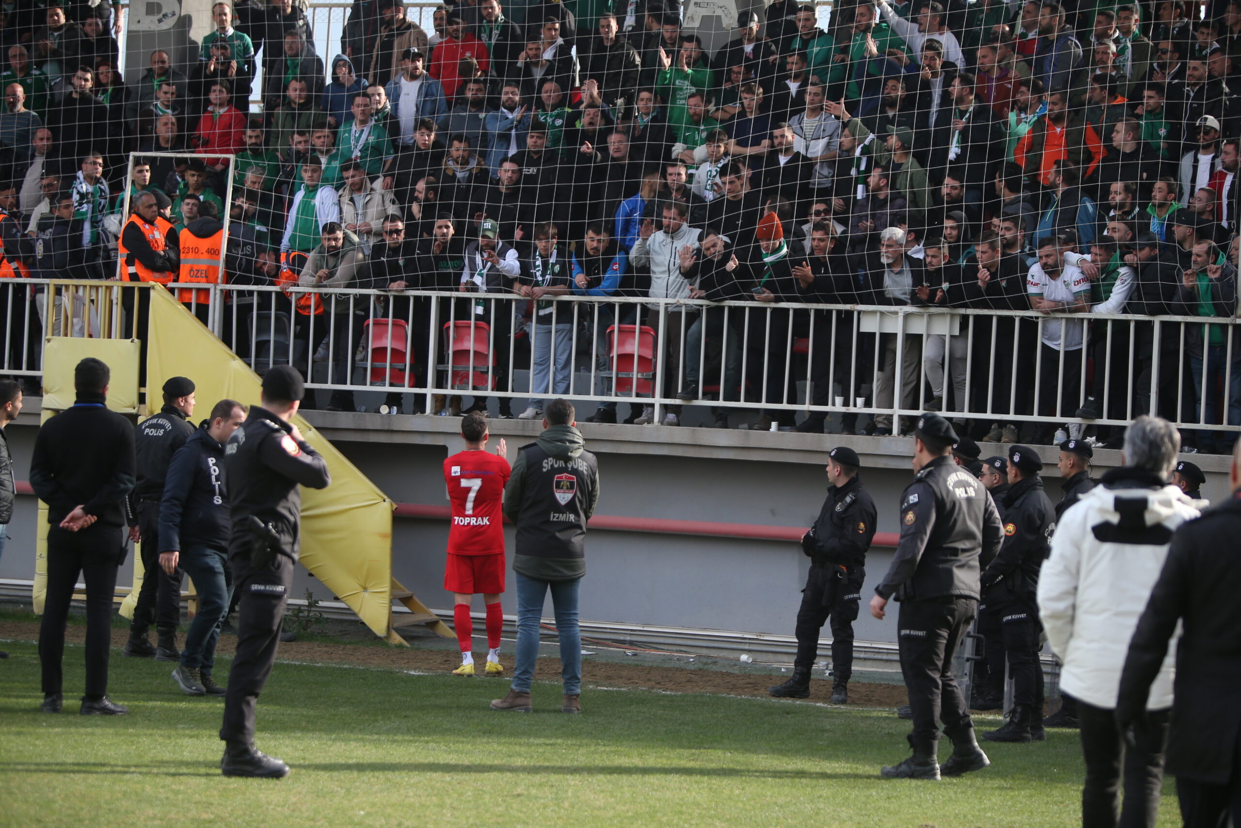 Altınordulu futbolcu Bursaspor taraftarından helallik istedi; 'Penaltı değildi' 4 EMRE8648 scaled