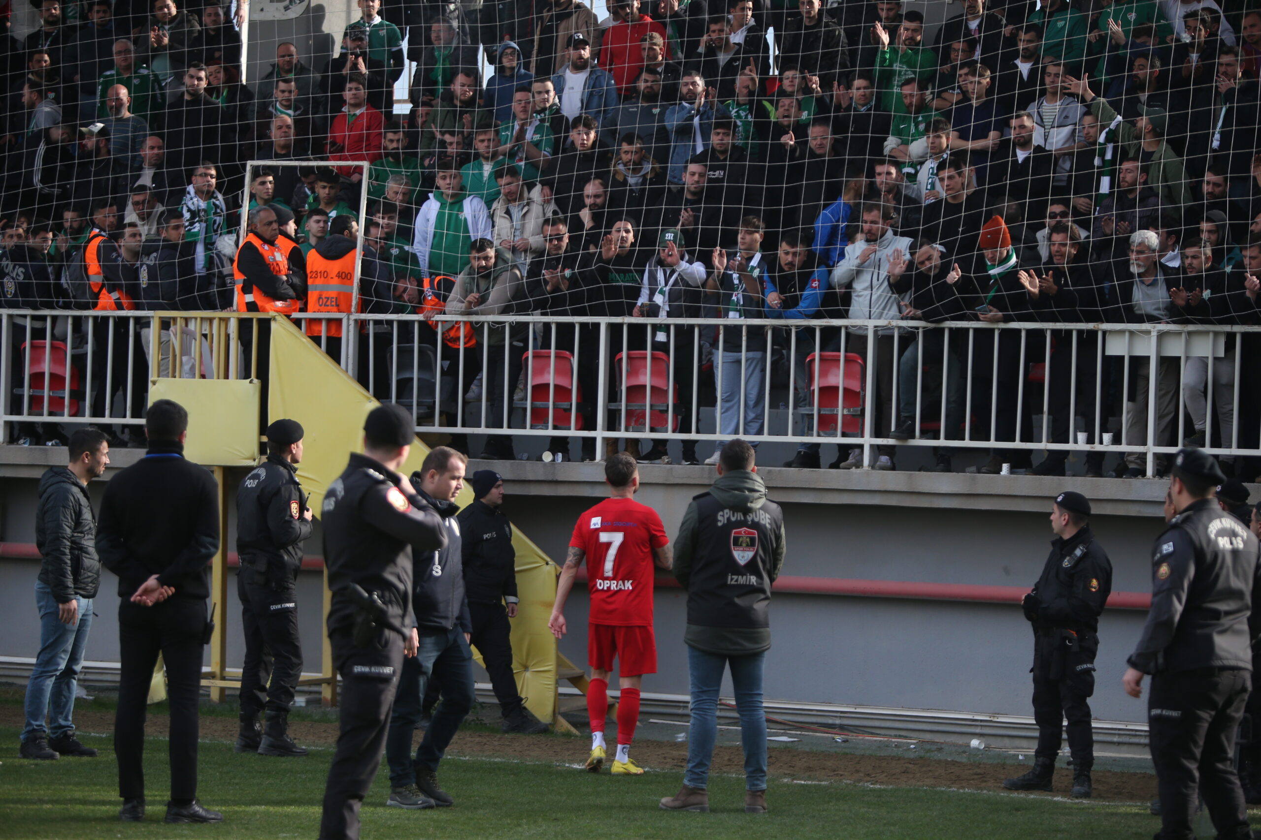 Altınordulu futbolcu Bursaspor taraftarından helallik istedi; 'Penaltı değildi' 5 EMRE8649 scaled