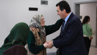 Başkan Dündar, huzurevi sakinlerinin yüzünü güldürdü