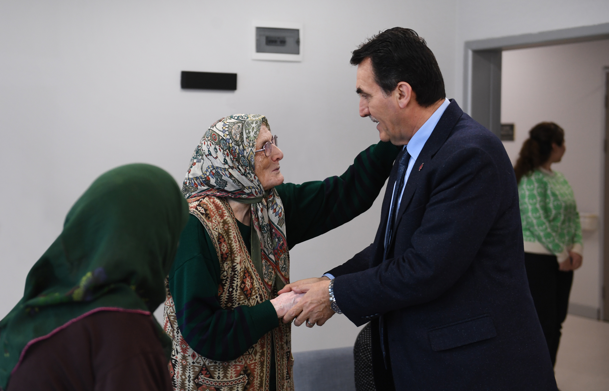 Başkan Dündar, huzurevi sakinlerinin yüzünü güldürdü