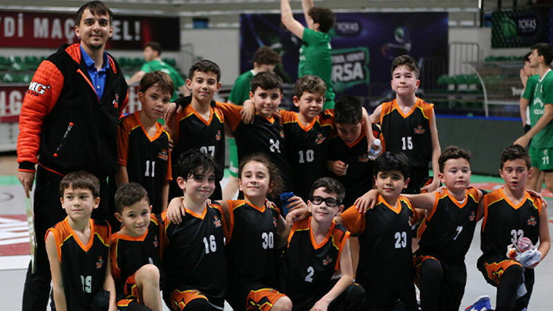 Miniklerde basket şov! İlk kez lig maçı oynamanın heyecanını yaşayan minik basketbolcular hünerlerini