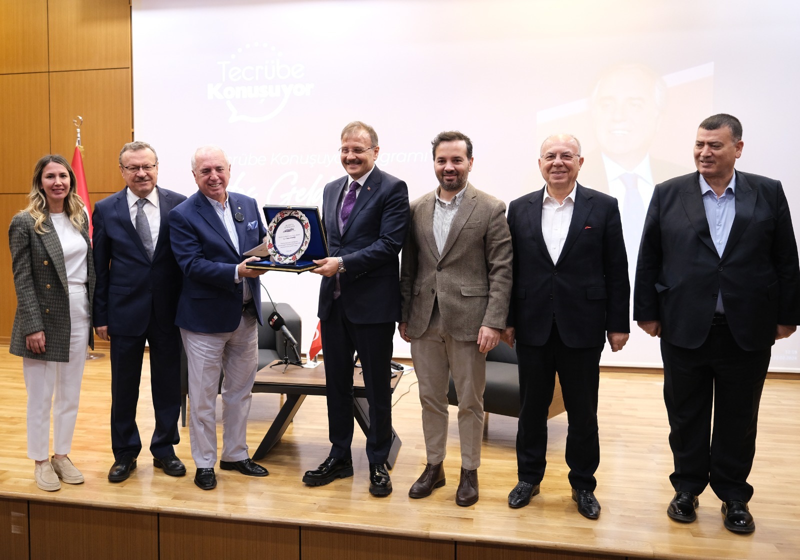 Celal Sönmez Mudanya Üniversitesi’nde öğrencilerle buluştu Celal Sönmez Mudanya Üniversitesi’nde öğrencilerle buluştu