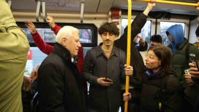 CHP’nin Bursa adayı Bozbey, metroda gençlerle sohbet etti