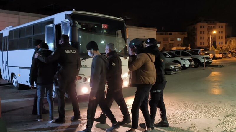 Bursa'da düzenlenen operasyonda 12 düzensiz göçmen yakalandı.
