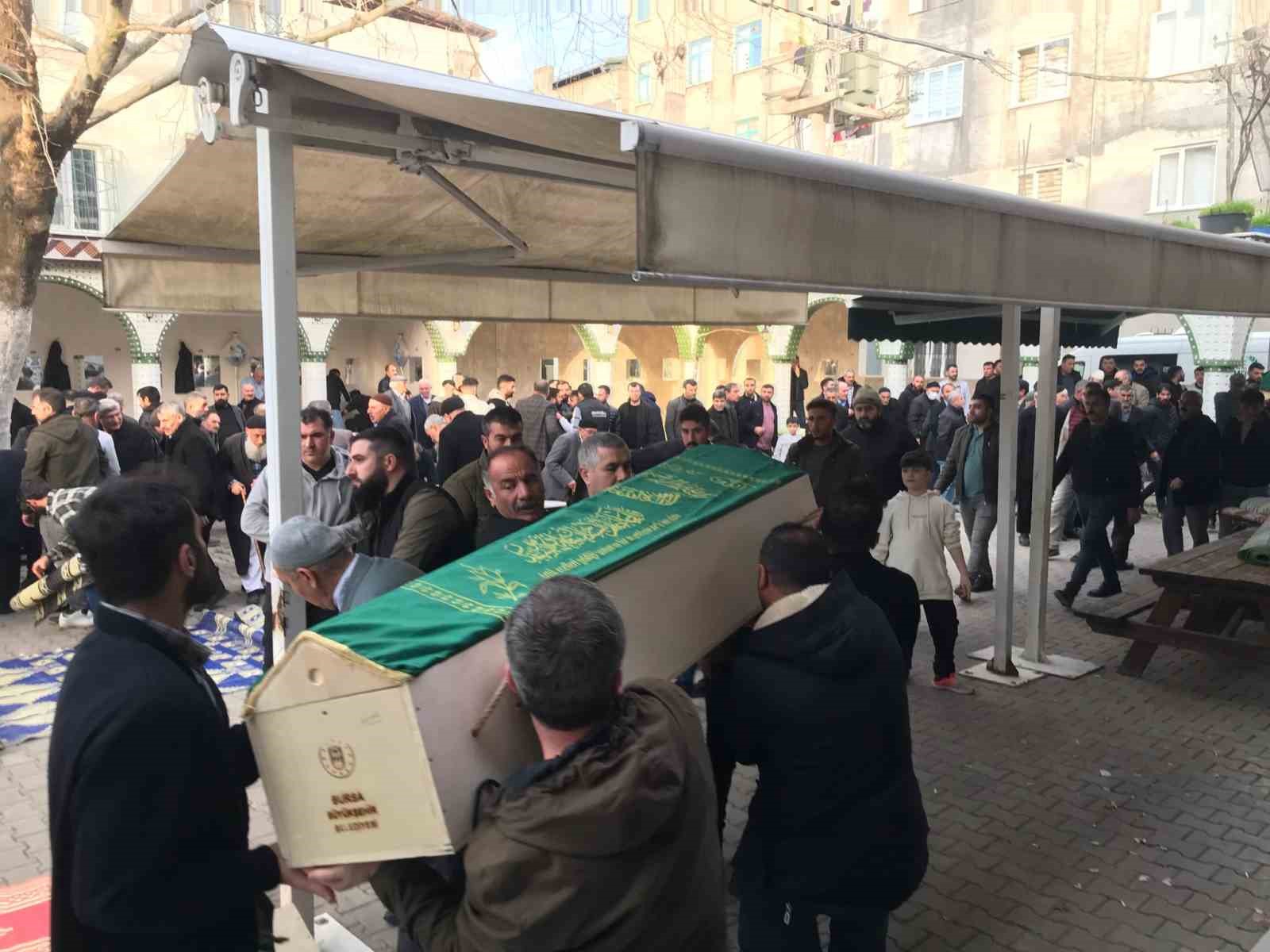 Bursa’da ailesini katleden şahıs adliyeye sevk edildi Bursa’da ailesini katleden şahıs adliyeye sevk edildi