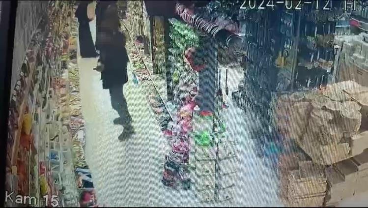 Bursa’da çaldığı ürünleri montuna saklayan hırsız kamerada Bursa’da çaldığı ürünleri montuna saklayan hırsız kamerada