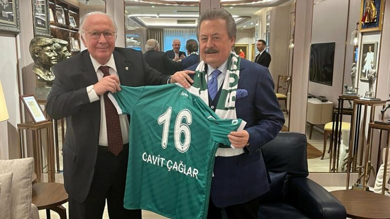 Bursaspor yönetiminden efsane Başkan Cavit Çağlar’a ziyaret Devlet eski Bakanı Cavit Çağlar, Bursaspor yönetimini ağırladı. Sinan Bür