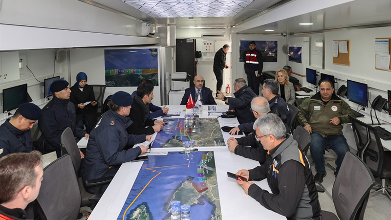 Vali Demirtaş, kayıp mürettebatı arama çalışmalarını inceledi Vali Demirtaş, kayıp mürettebatı arama çalışmalarını inceledi