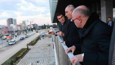 Efkan Ala’dan Osmangazi Meydanı’na tam not