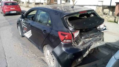 Bursa’da ehliyet sınavındaki kadının otomobiline kamyonet çarptı: 4 yaralı