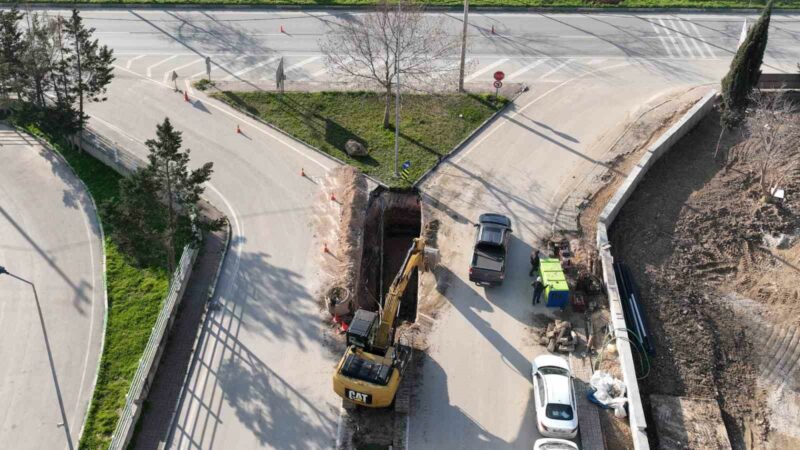 Bursa’da muhtemel felaketin önüne geçecek! Çalışmalara hız verildi… Büyükşehir Belediyesi BUSKİ Genel Müdürlüğü, Gemlik’te İstanbul Yolu üstünde kalan