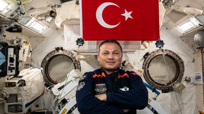 Türkiye'nin ilk astronotu Alper Gezeravcı'nın da bulunduğu Dragon uzay aracı