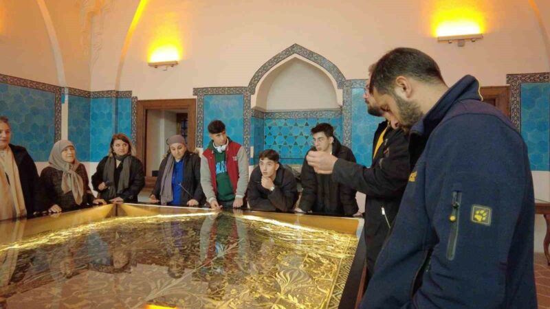 Gürsulu gençler Bursa tarihini keşfediyor Gürsu Belediyesi düzenlediği kültür gezileri ile gençleri tarihi bir yolculuğa